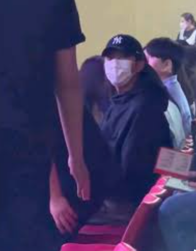 "모자·마스크로 꽁꽁 가려도 숨길 수 없는 존재감" 임영웅, 도경수 콘서트 관람 포착 (반전형....