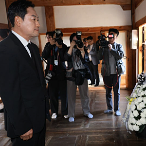 [속보] 장동혁 육영수 생가 방문…“국민이 역사·문화전쟁 나서달라” 박근혜·박정희 다시 ....