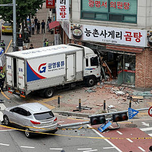 [뉴스] 광명 노온사동 능촌사거리서 식당으로 화물차 돌진... 대낮에 무슨 일이?