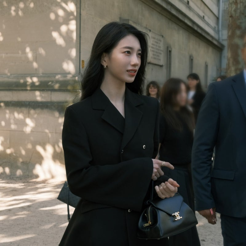 "얼굴이 다 살렸네.." 수지, 파리서 호불호 갈린 셀린느 올블랙 패션