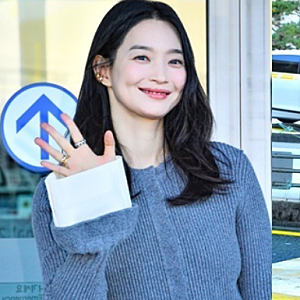 신민아 파리 출국 패션, 차콜 니트 레이어드에 데님으로 완성한 세련된 캐주얼룩