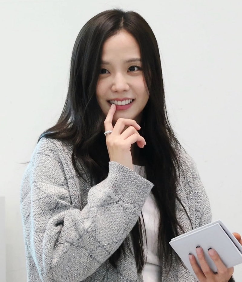 지수, 역시 디올 공주… 청바지에 리본백 하나면 끝