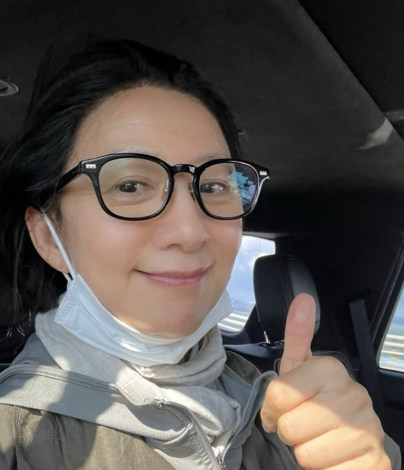 59세 김희애, 주름 논란에 민낯 셀카로 정면돌파…결국 반응은 이렇게 갈렸다
