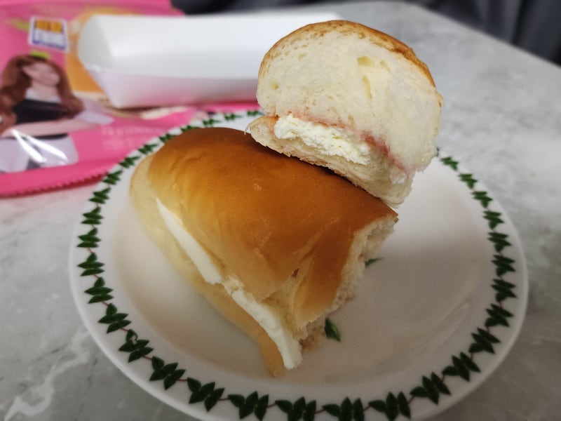 CU 리센느 제나의 딸기잼샌드 솔직후기 | 딸기잼보다 버터크림 맛이 같했던 신상빵