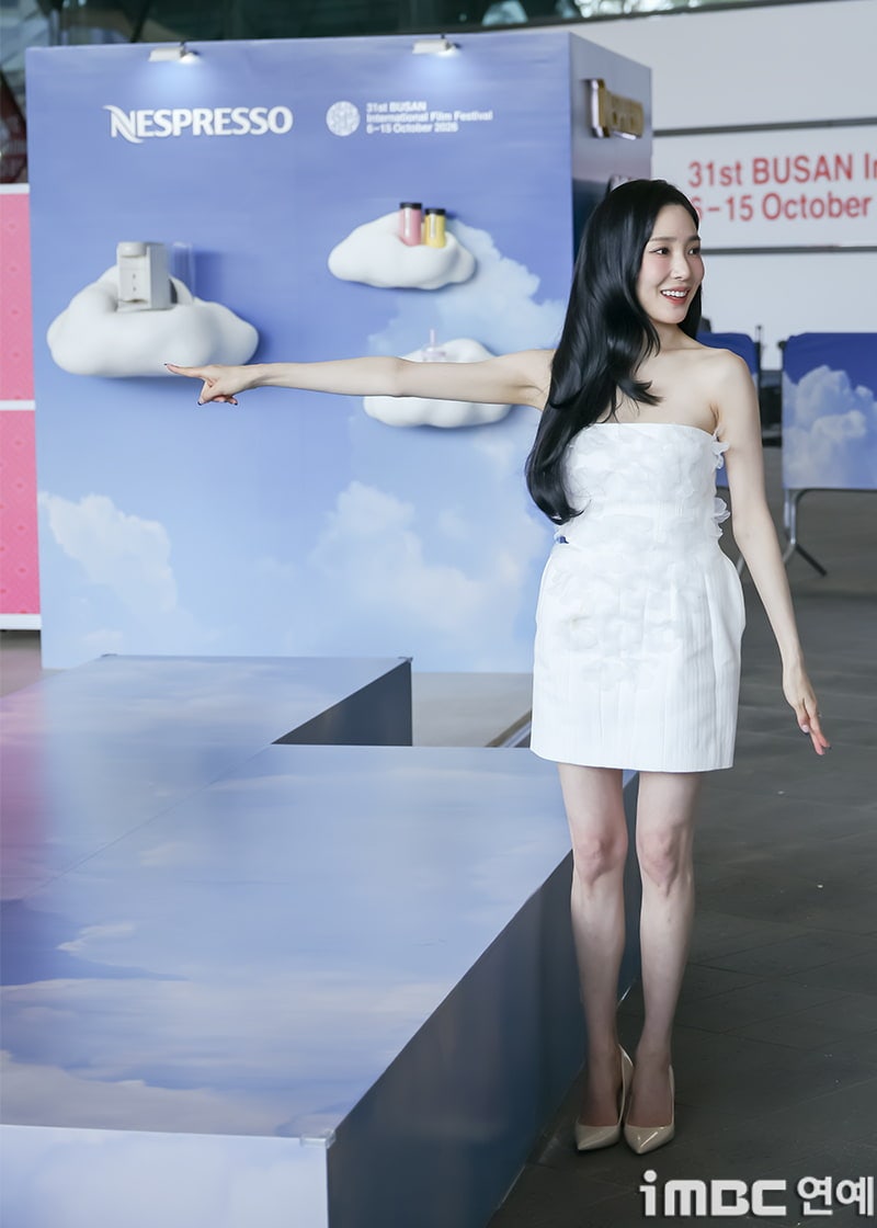 티파니 영 부산국제영화제 화이트 미니드레스, 변요한과 결혼 후 부산에서 포착