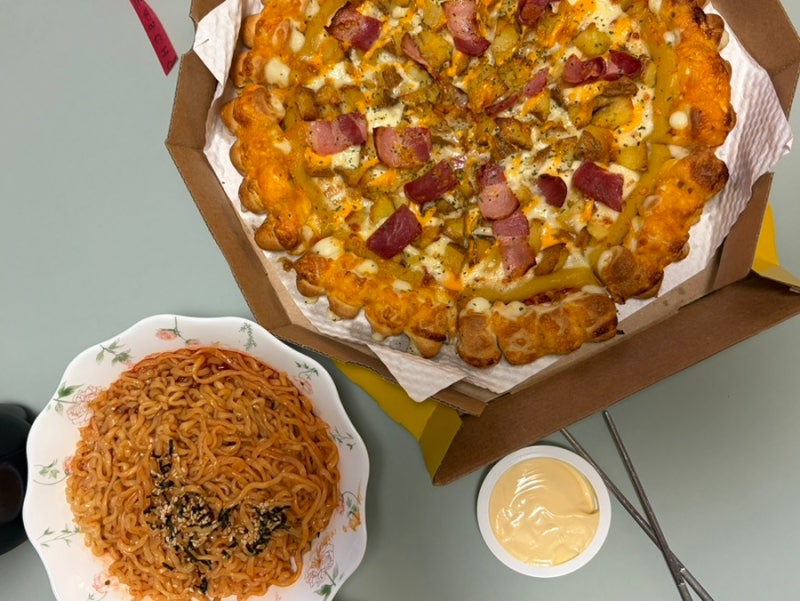 요즘 난리난 피자스쿨 꿀조합! 오지치즈포테이토 + 불닭볶음면 (치즈바이트 추가 필수)