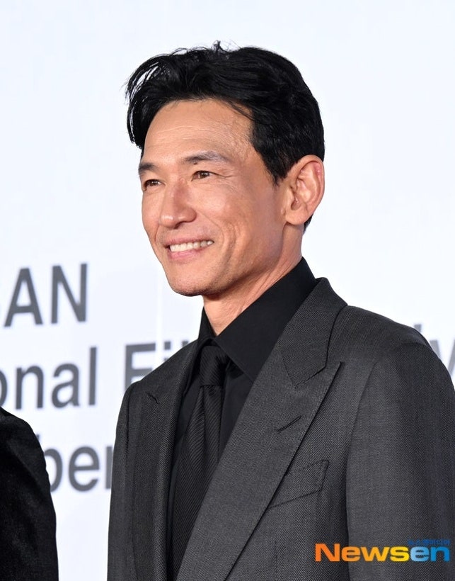 황정민, 두 달 만에 찾은 부산영화제 레드카펫 위 수척한 얼굴과 다정한 모습