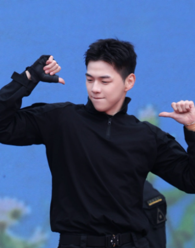 군복 입고 춤췄더니 552만뷰 강다니엘 프로필 나이 키 워너원 군대 조교 전역일 최근 근황 총....