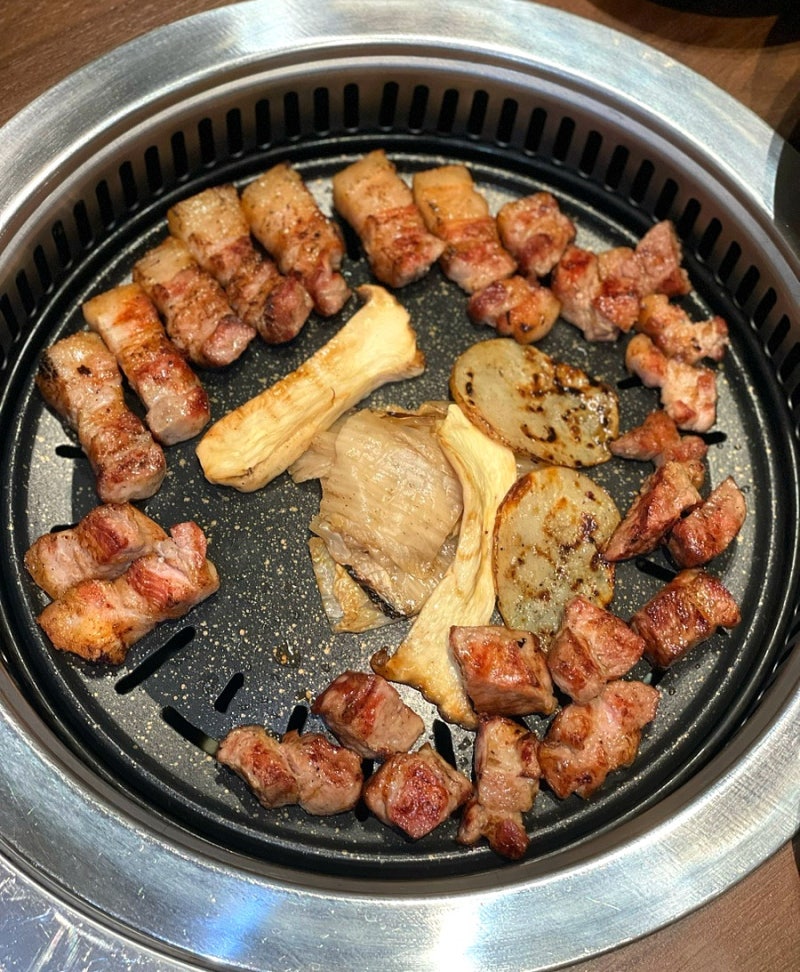 부산 초읍 맛집 연지돈 구워주는 고기집 아기랑