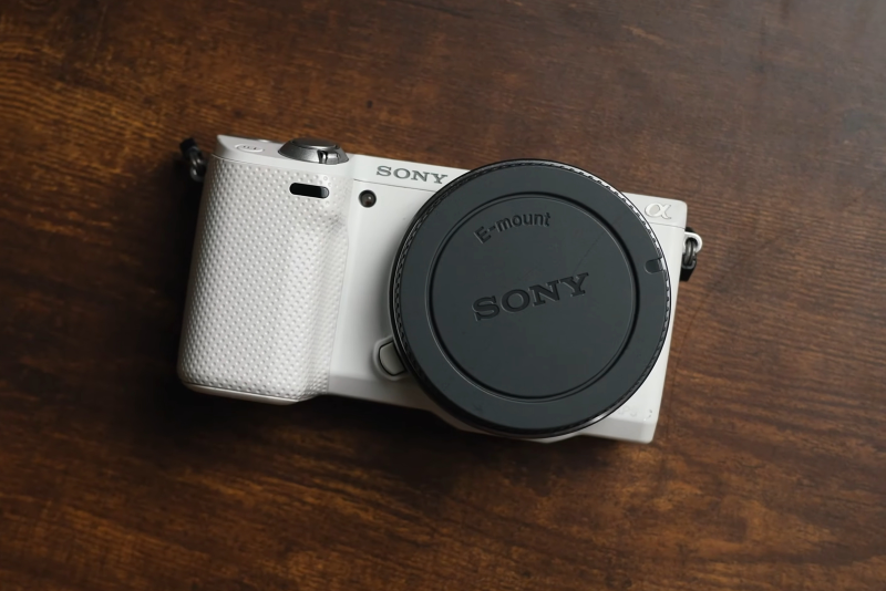 소니 NEX-5R 출시 당시 화제였던 미러리스 카메라 이유는?