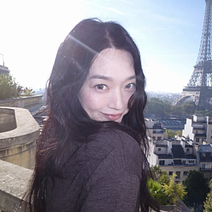 “에펠탑보다 신민아가 먼저 보인다” 파리에서 올린 근황 사진
