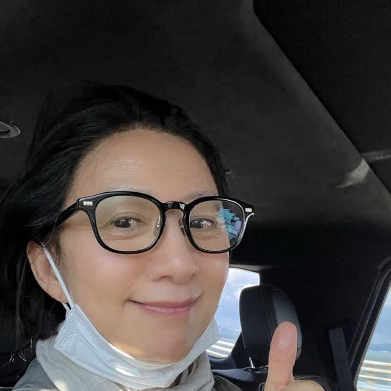 "주름이 너무 많이 보인다" 소리 듣던 59세 김희애, 귀국길에 꺼낸 건 민낯에 뿔테 안경 셀카