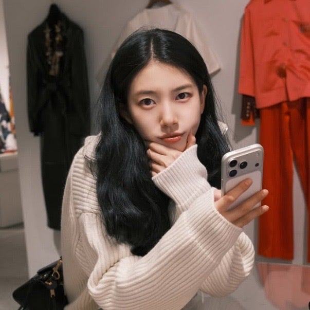 아이보리 스웨터 겨울 데일리룩, 수지 인스타 사복패션 수지 명품스웨터 화이트 팬츠