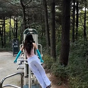 청담공원 벤치에 드러누운 장원영, 산스장 포착된 '수상한 광인'의 정체