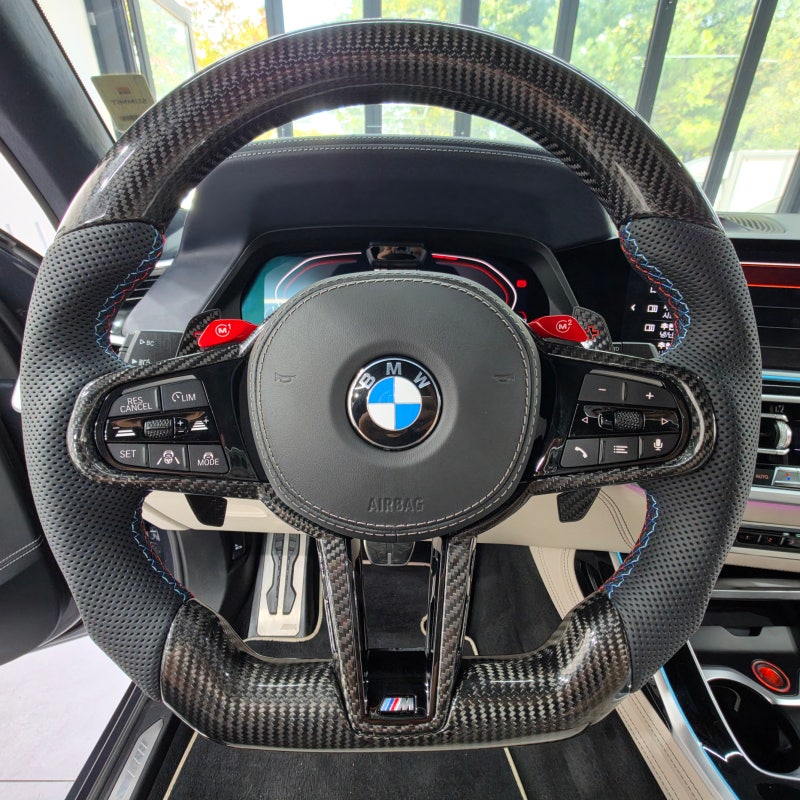 BMW X7(22년식), 신형 리얼카본 D컷 핸들 교체 & M1/M2 버튼 완벽 활성화! 플래그십 SUV 의 퍼포먼스....