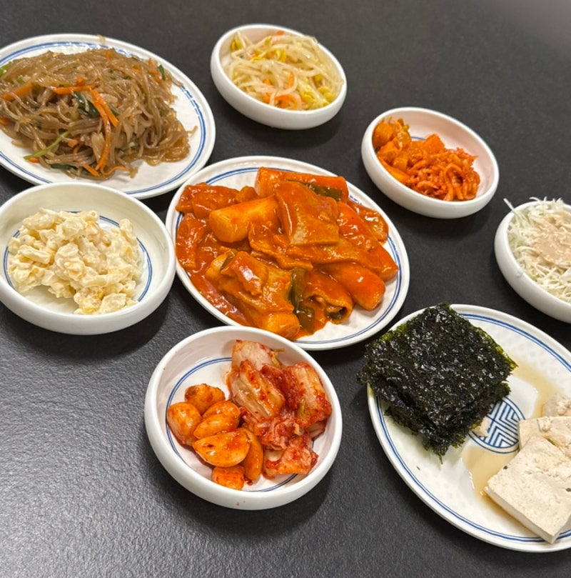 [서울대입구 밥집] 미미순두부 서울본점ㅣ다양한 반찬 셀프바에 솥밥까지 깔끔하게 나오는 ....