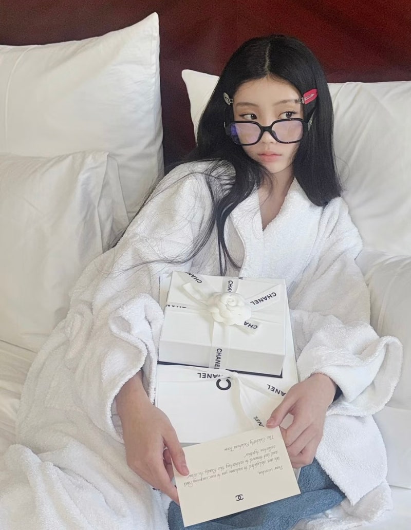 제니 불참한 SS27 샤넬 패션쇼, 화제성 독차지한 19세 새로운 샤넬걸은?
