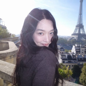“에펠탑보다 눈길 가네” 신민아, 파리서 포착된 근황...블랙 재킷에 긴 웨이브까지