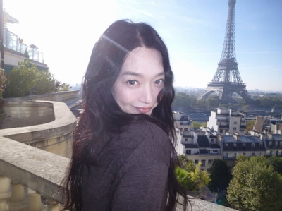 “에펠탑보다 눈길 가네” 신민아, 파리서 포착된 근황...블랙 재킷에 긴 웨이브까지