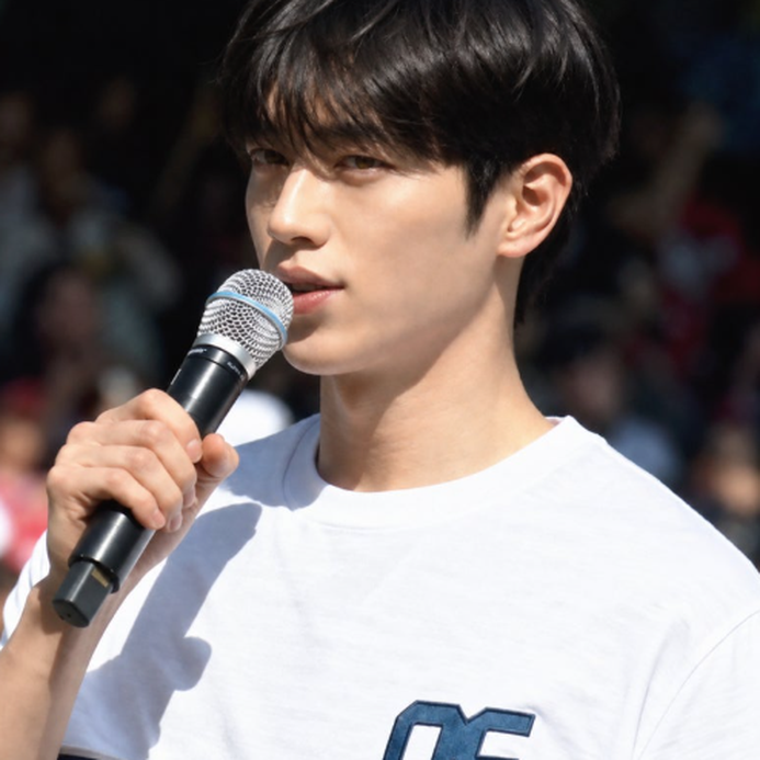 흰티에 청바지뿐인데.. 서강준 야구장서 드러난 아우라