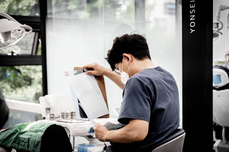 소사역 치과 잘하는곳, 임플란트 수술 후 식사 시작 시기와 주의할 점을 가족이 확인할 기준