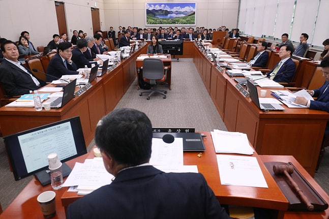 Why Did Minister Cho Hyun Say "Absolutely Not" Regarding the Rumor of NIS Director Lee Jong-seok's US Entry Denial?