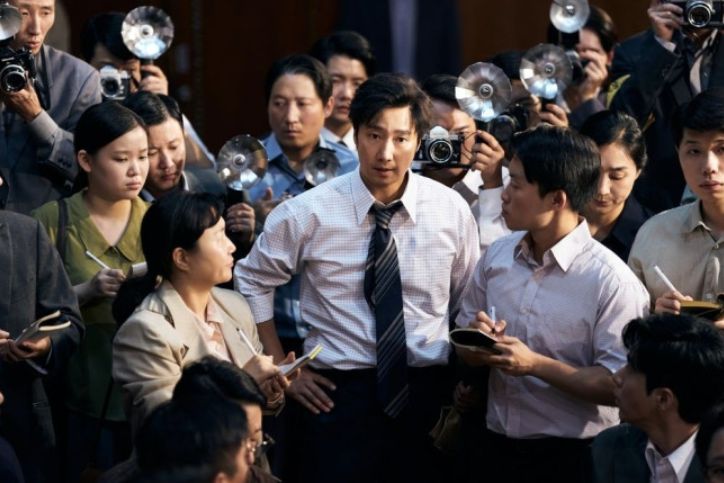 논란은 커졌는데 관객은 몰렸다…‘암살자(들)’ 22일 연속 예매율 1위