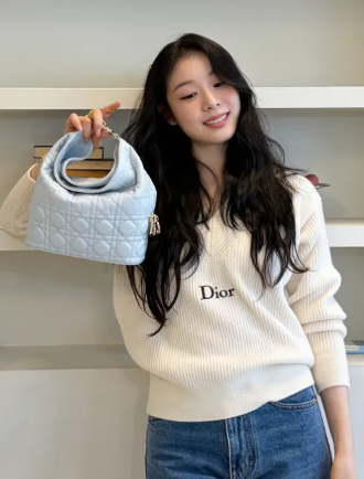 "보통 청바지엔 어두운 백 들지 않나?" 그런데 라이트 블루 디올 가방 매치한 김연아 가을 룩