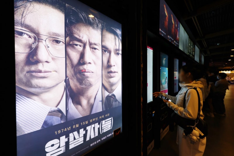 개봉 13일 만에 241만 돌파한 암살자들, 손익분기점 375만까지 얼마나 남았나? +암살자들 관객....