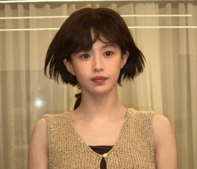 "아무도 못알아봤다더니"… 깜짝 단발머리 변신한 고윤정, 파리 일상복 스타일링