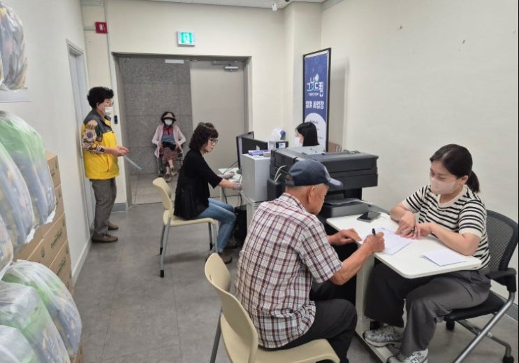 라면 받으러 왔다 복지관 단골로…80대 독거노인 눈물 닦은 '그냥드림'