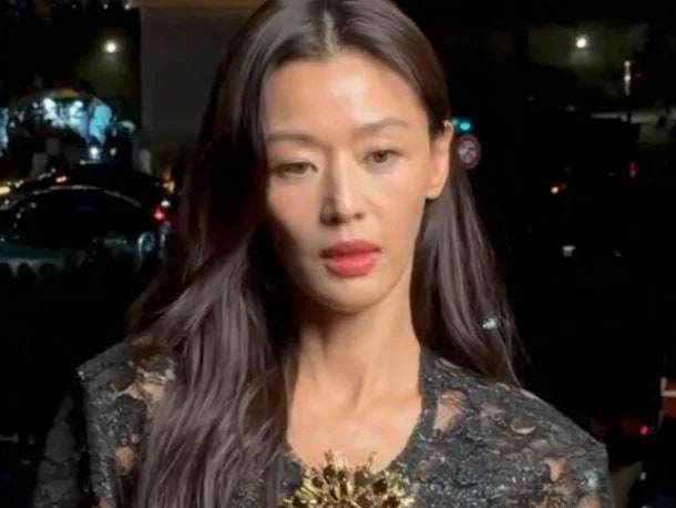 배우 전지현, 생로랑 패션위크 불거진 급노화설 진실.. 영상 속 반전 모습은?