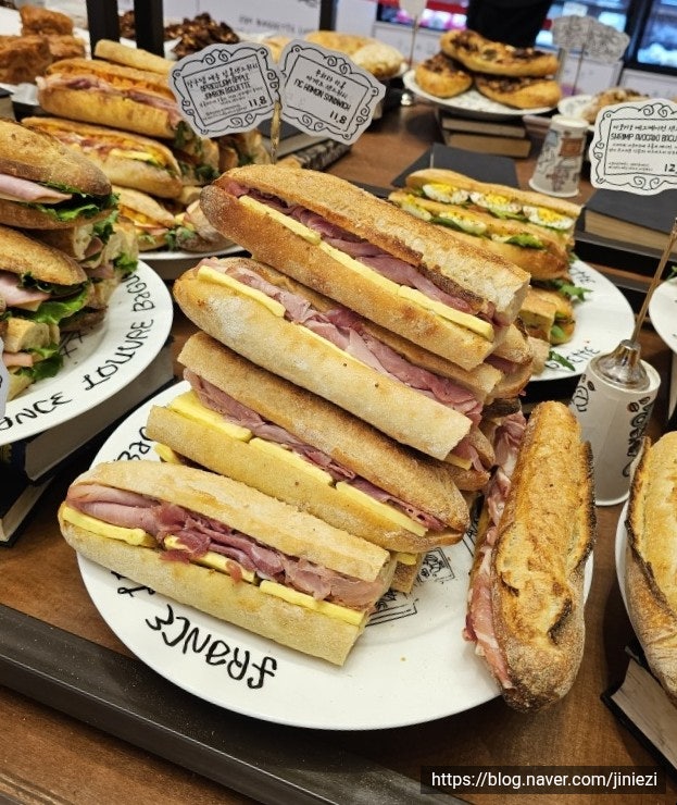 Suzy Lotte Mall Pop-up: French Louvre Baguette Cream Cloud Bread