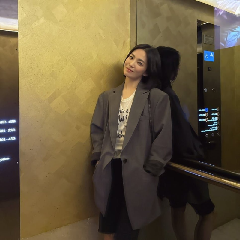 다들 프라다인 줄... 송혜교 20만원대 키높이 로퍼