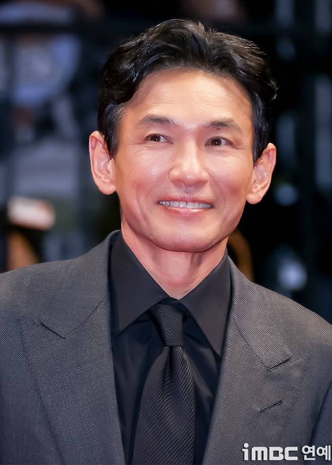 황정민, 사생활 마음고생 부국제 레드카펫 부쩍 마른 얼굴 등당 …‘호프’ 팀과 나란히