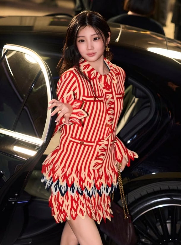 제니 없는 샤넬쇼에 나타났다.. 요즘 샤넬이 주목한 18살 여돌