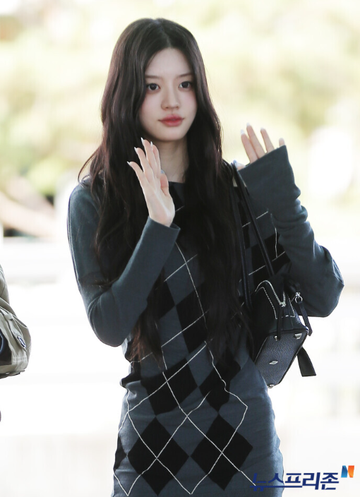 아일릿 민주 공항 패션 속 아가일 니트 탑 옷 정보 알아보기! / @오버듀플레어 (OVERDUE FLAIR)