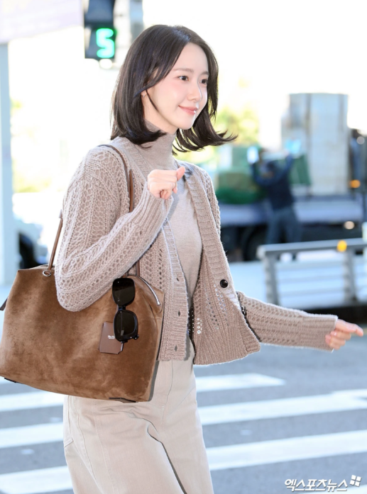 "가을 단발병 부른다고?"윤아의 톤온톤 공항 패션에 다들 멈칫한 이유