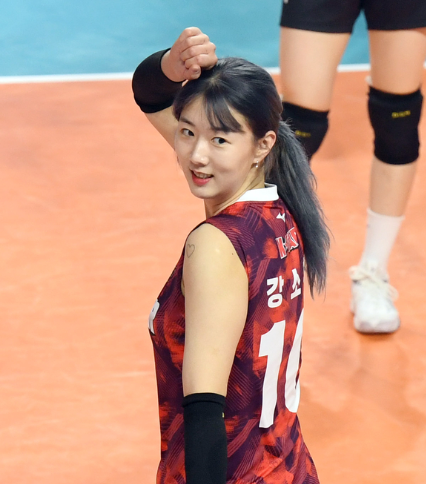 “‘미녀 배구스타’ 강소휘 연봉 8억, 실력일까 거품일까? GS칼텍스와의 의리 깨고 도로공사....