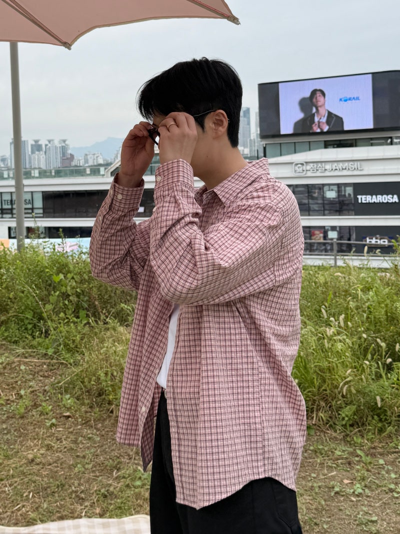박보검 핑크 체크셔츠 코디, 청바지와 여유 있는 핏을 응용해요 | ODi