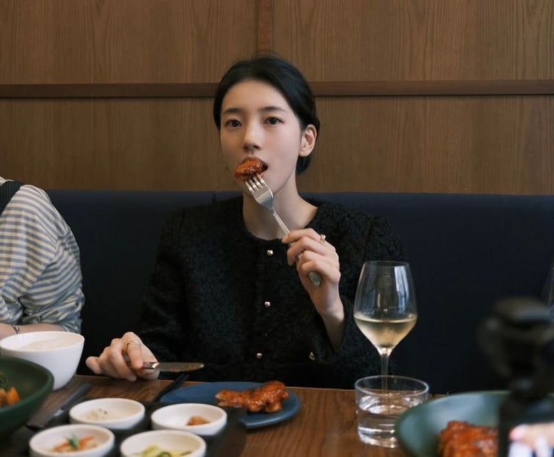 수지 트위드 자켓 어디꺼? 파리에서 입은 590만원 셀린느였다