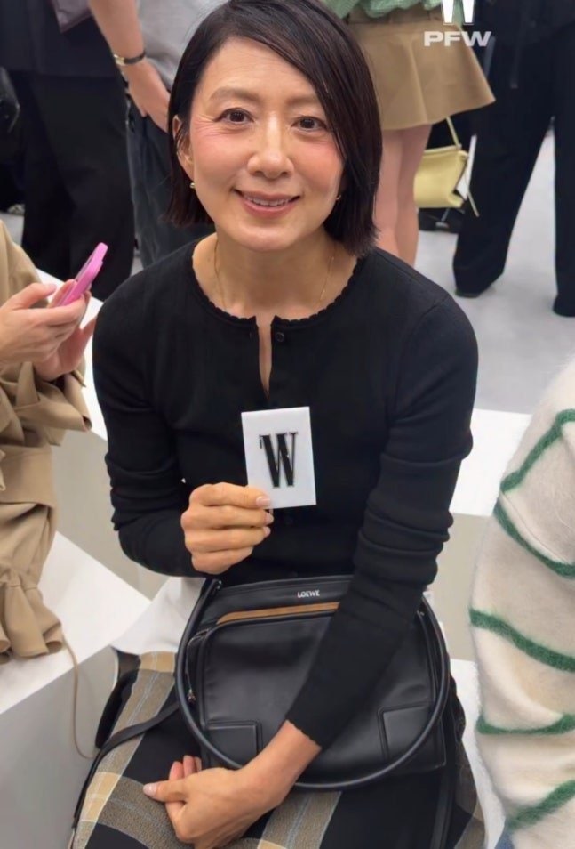 "주름 지우느라 얼마나 힘들까.." 주름 지적에 민낯 셀카로 답한 59세 연예인 패션
