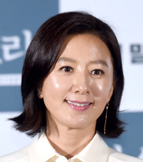 물광 피부 대명사였다던 59세 김희애, 주름 논란에 결국 택한 반응