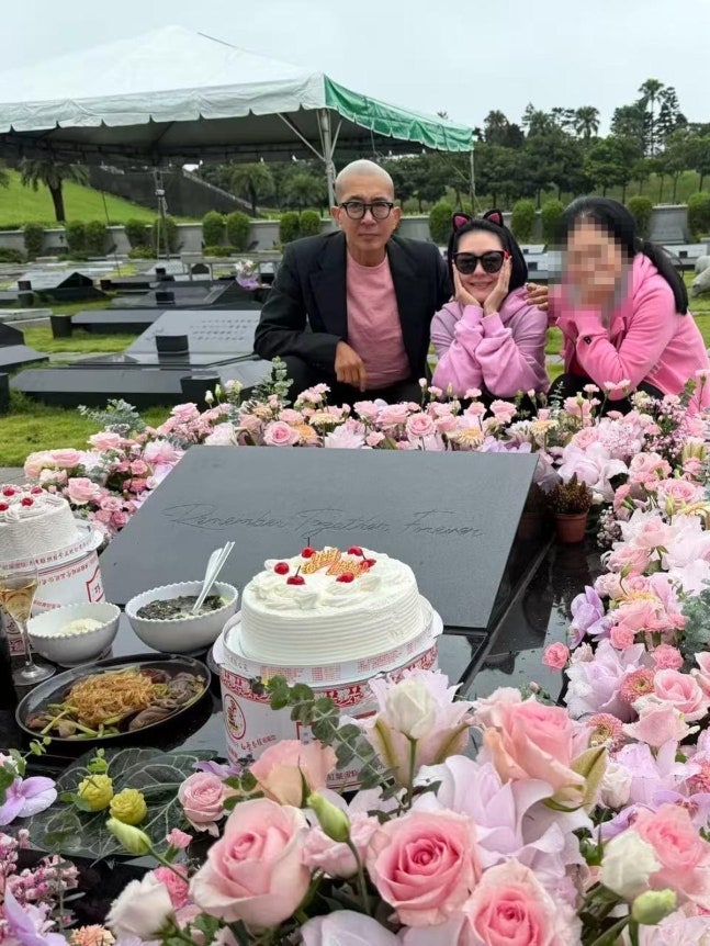 20년 만에 되찾았던 사랑인데… 故 서희원 48번째 생일에 묘소 지킨 구준엽