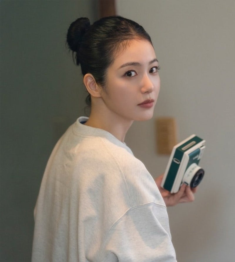 배우 신예은의 세터 화보, 강렬한 레드 집업을 브라운으로 누른 반전
