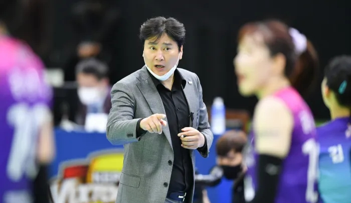 “최하위 기록한 <b>정관장</b> 새 <b>감독</b> <b>권순찬</b>, 팀 분위기부터 바꾼다!”
