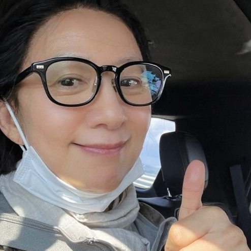 "세월도 아름다워.." 주름 그대로 공개한 59세 연예인 공항 패션