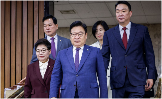 “국회의원 109명 전원이 움직였다”…영화 ‘암살자들’ 싱가포르 개막작 선정에 국민의힘....