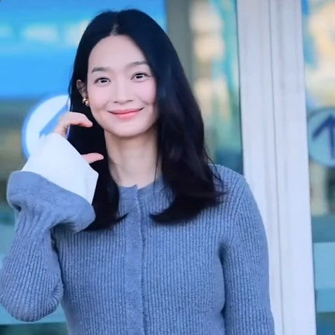 "40대 맞아?" 신민아, 파리 출국길 루이비통보다 시선 사로잡은 보조개 미소…편안한 공항패....