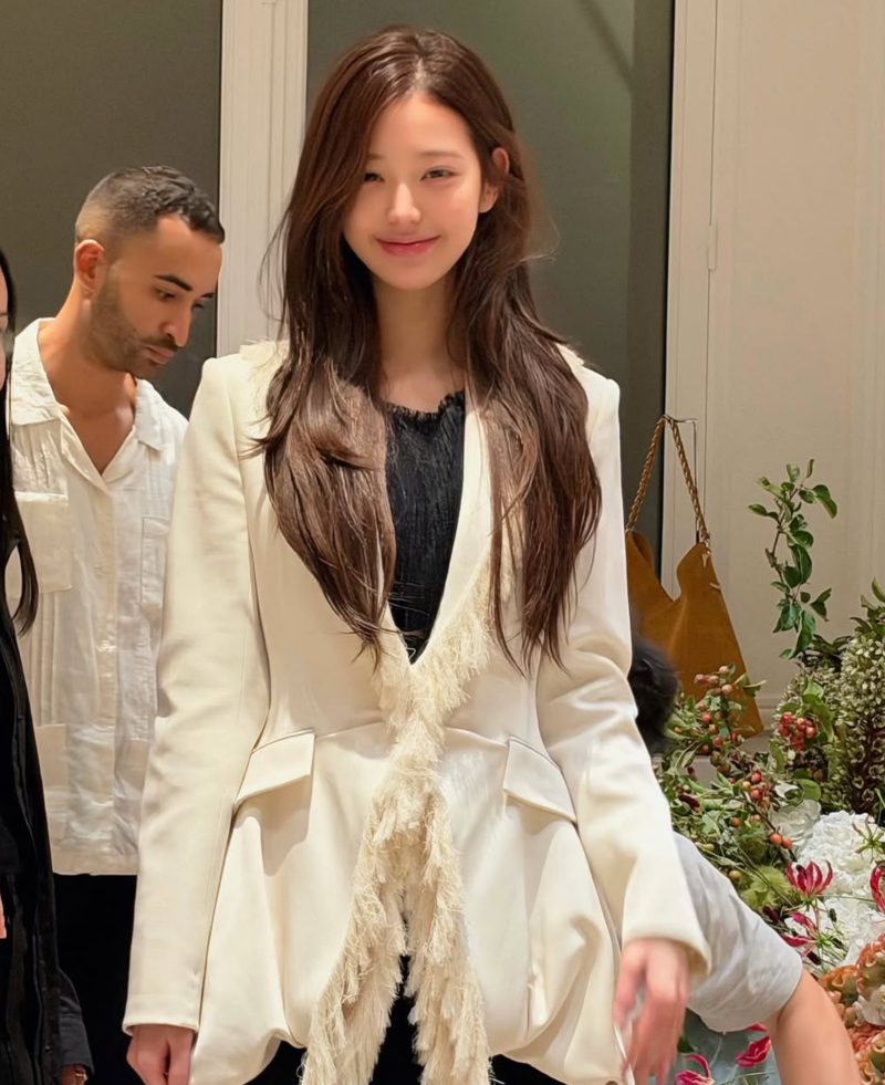 22세에 첫 디올쇼.. 장원영이 파리에서 선보인 의외의 스타일